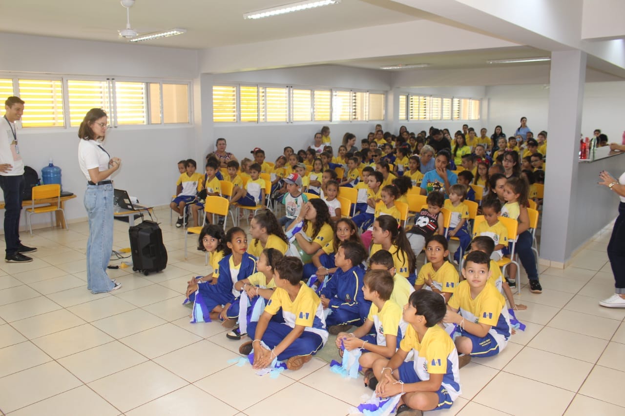 Engenheiros ambientais realizam palestra sobre a importância da água na Escola Municipal Demétrio Verenka